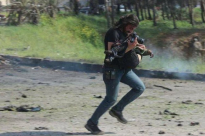 Le photographe sauvant un enfant innocent «pro-régime». D. R.